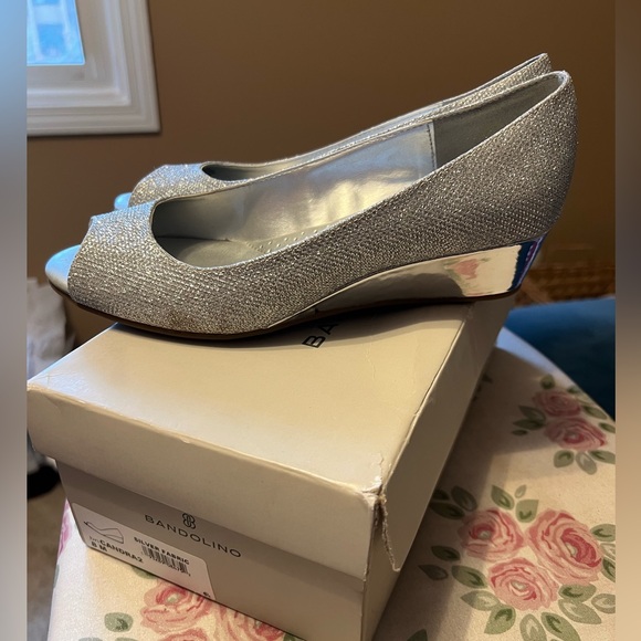 Bandolino Women's Candra Peep Toe Wedge Dress Pumps 8M Silver - Picture 7 of 8